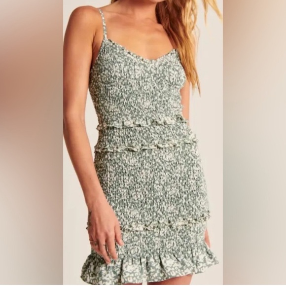 Abercrombie & Fitch Dresses & Skirts - Abercrombie & Fitch Women Smocked Mini Dress XS Green Casual Dress Ruffle